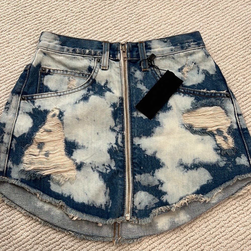 Carmar denim skirt. Size: 25